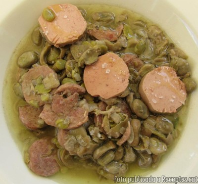 Faves fresques ofegades amb botifarra de perol i micuit de foie